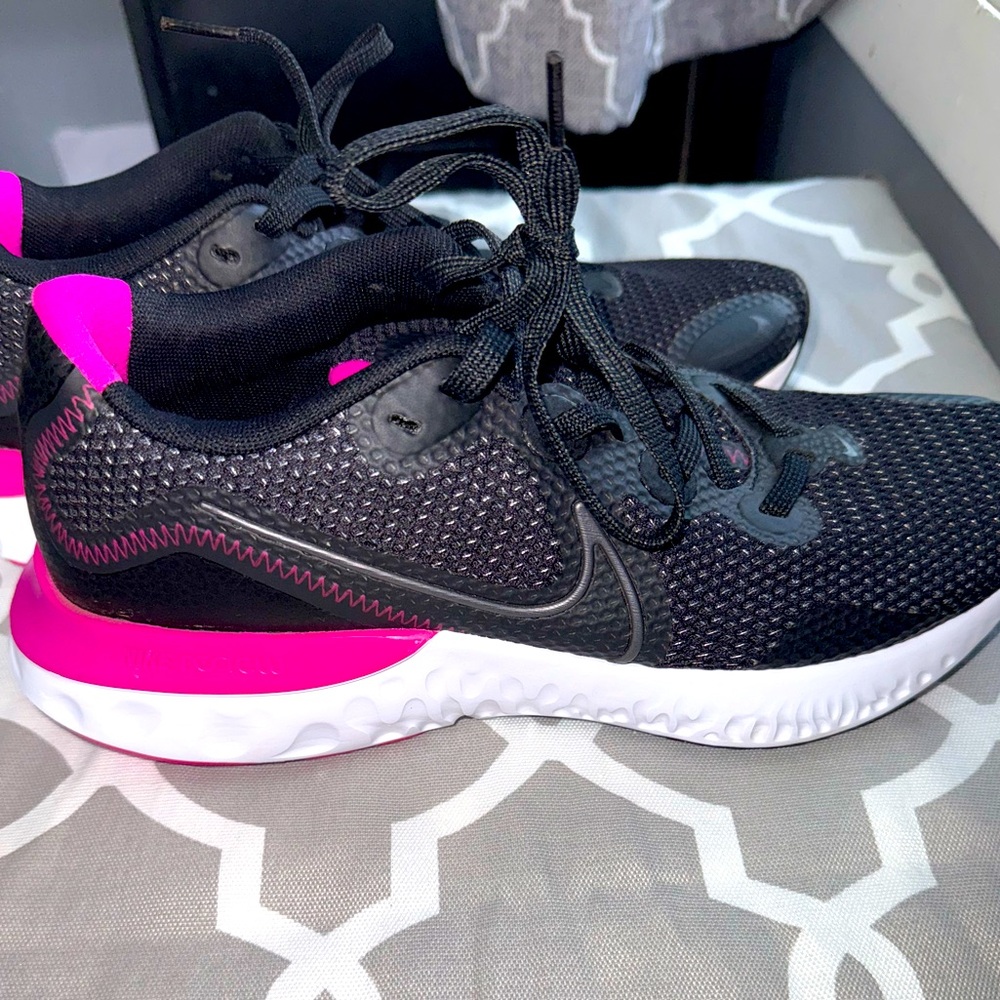 Size 9.5 Nike Renew. Worn once in house. NEW.